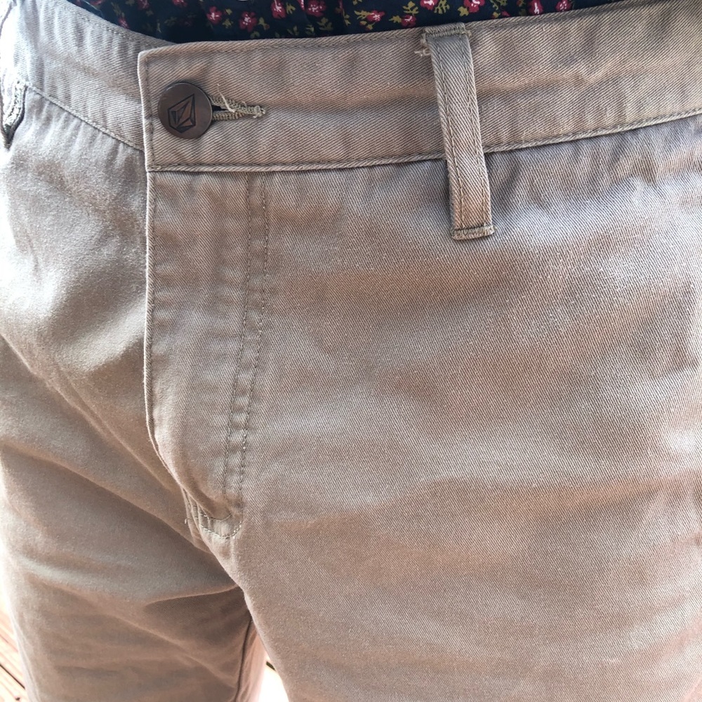 Volcom khaki shorts